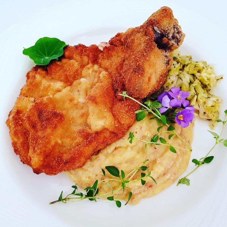 Boutique Odyseja & Spa Ciechocinek Ngoại thất bức ảnh Schnitzel with mashed potatoes and sauerkraut