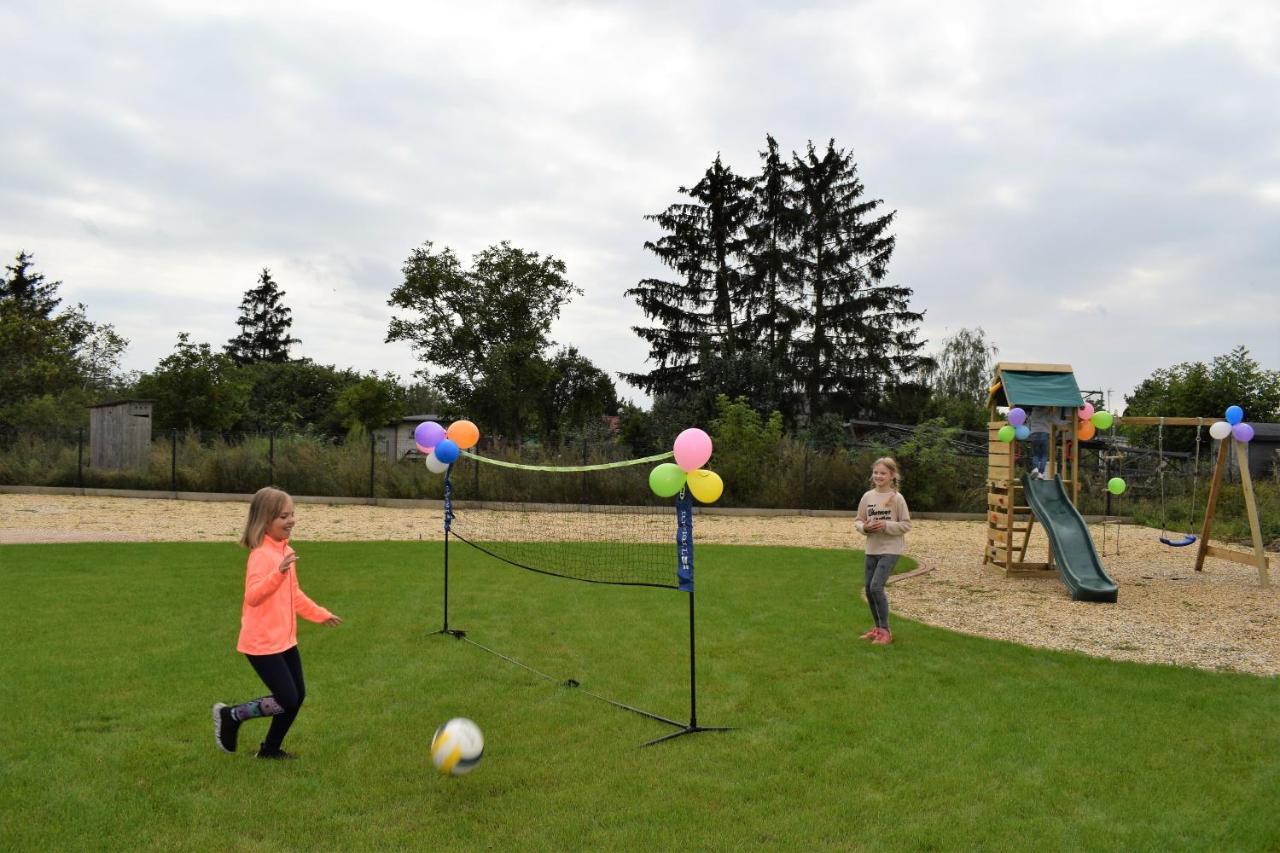 Boutique Odyseja & Spa Ciechocinek Ngoại thất bức ảnh Children playing balloon tennis