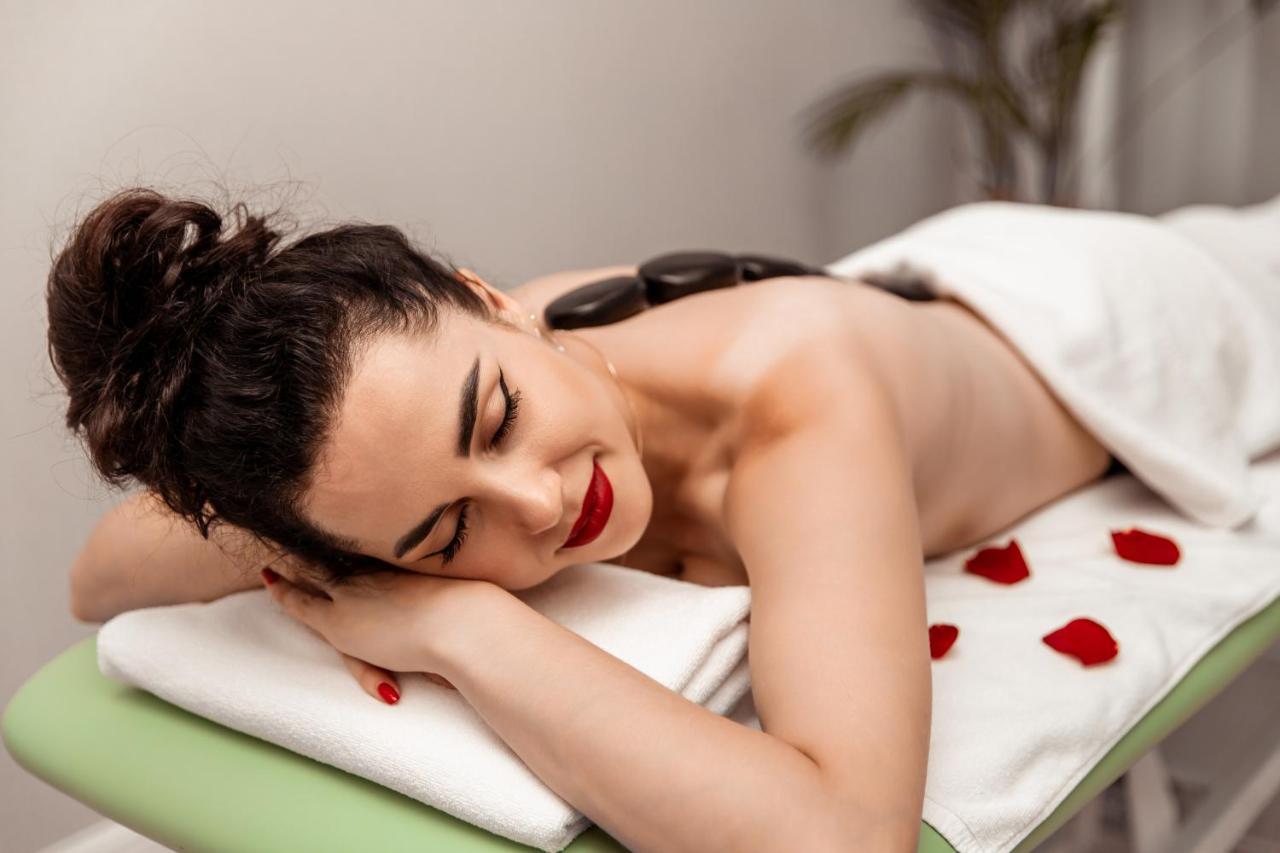 Boutique Odyseja & Spa Ciechocinek Ngoại thất bức ảnh A woman receiving a hot stone massage