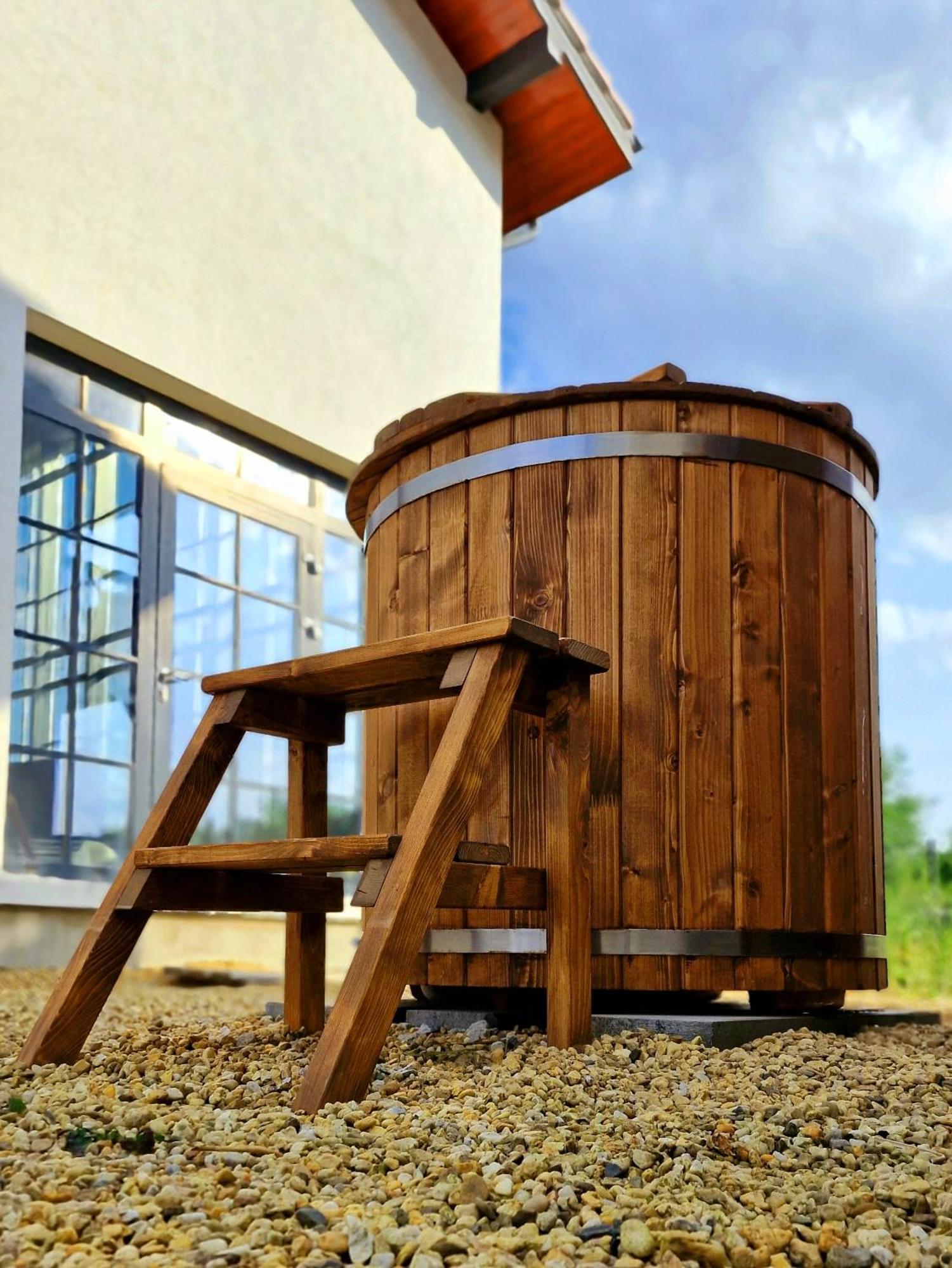 Boutique Odyseja & Spa Ciechocinek Ngoại thất bức ảnh A wooden hot tub