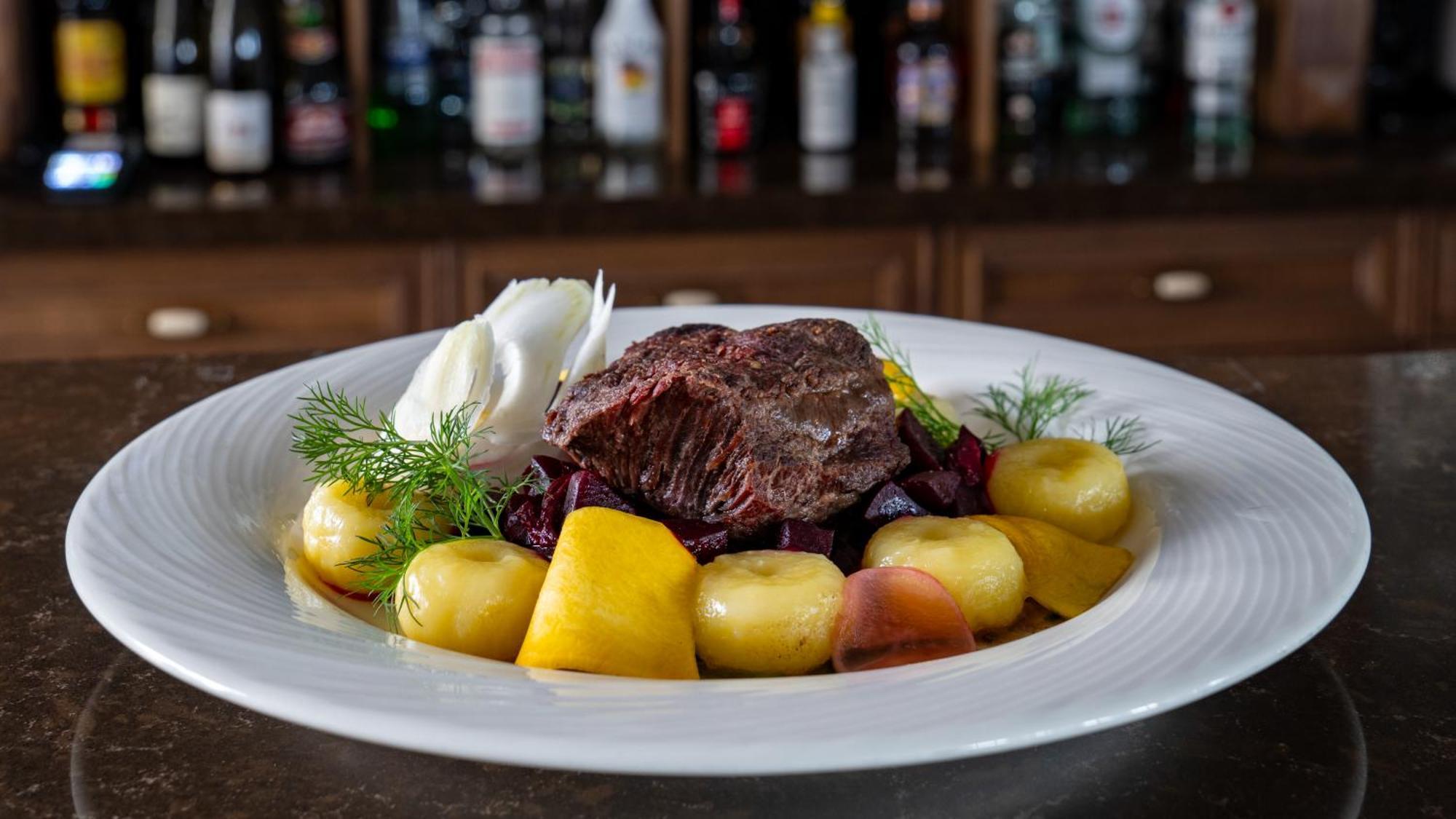 Boutique Odyseja & Spa Ciechocinek Ngoại thất bức ảnh A plate of reindeer stew with potatoes and lingonberries