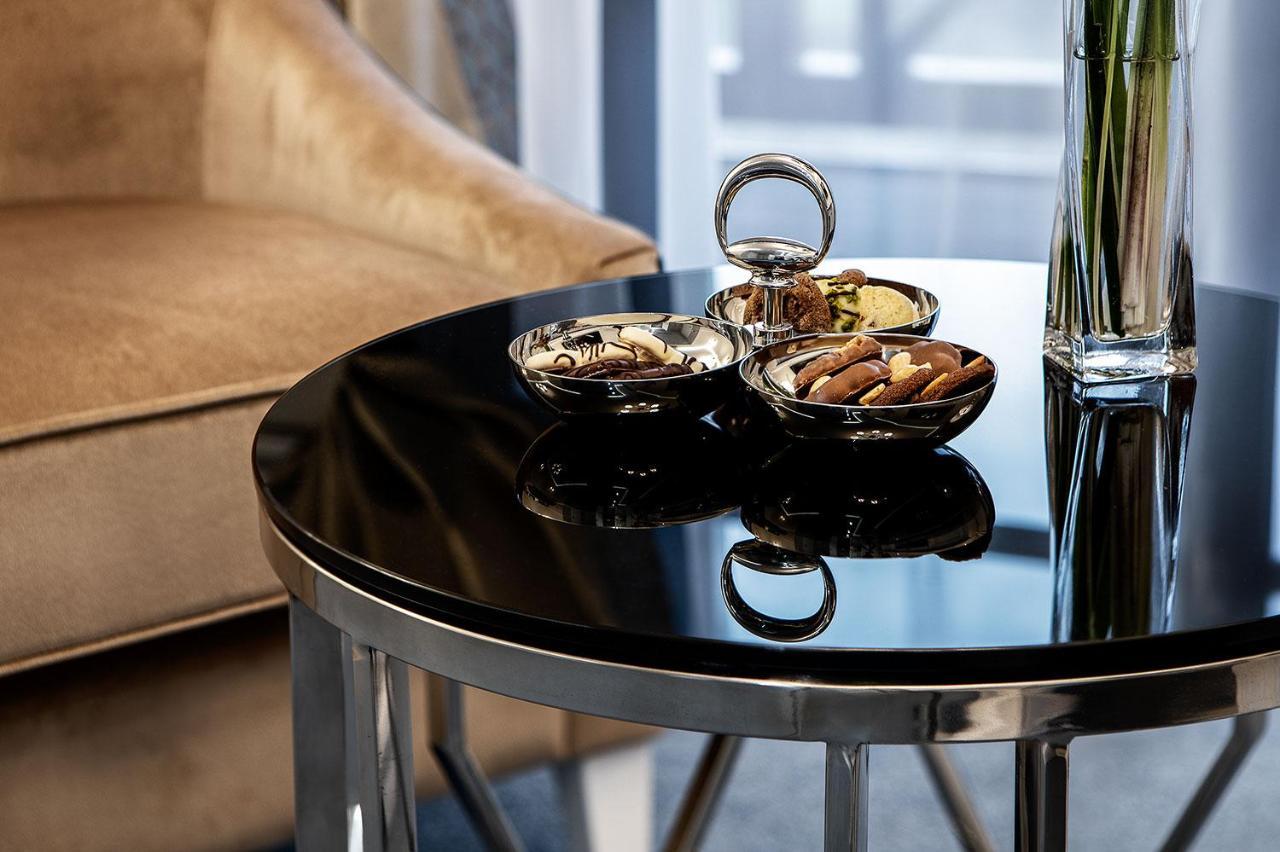 Boutique Odyseja & Spa Ciechocinek Ngoại thất bức ảnh A table with a black glass top