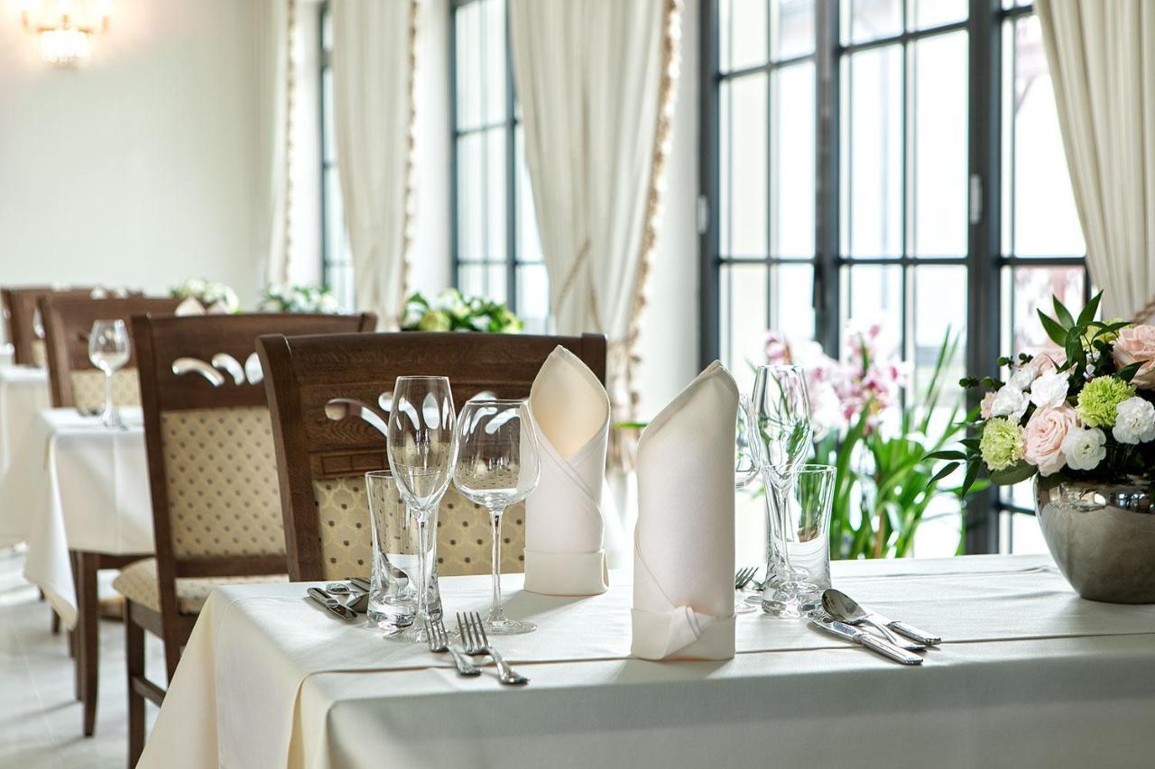 Boutique Odyseja & Spa Ciechocinek Ngoại thất bức ảnh A table set for fine dining