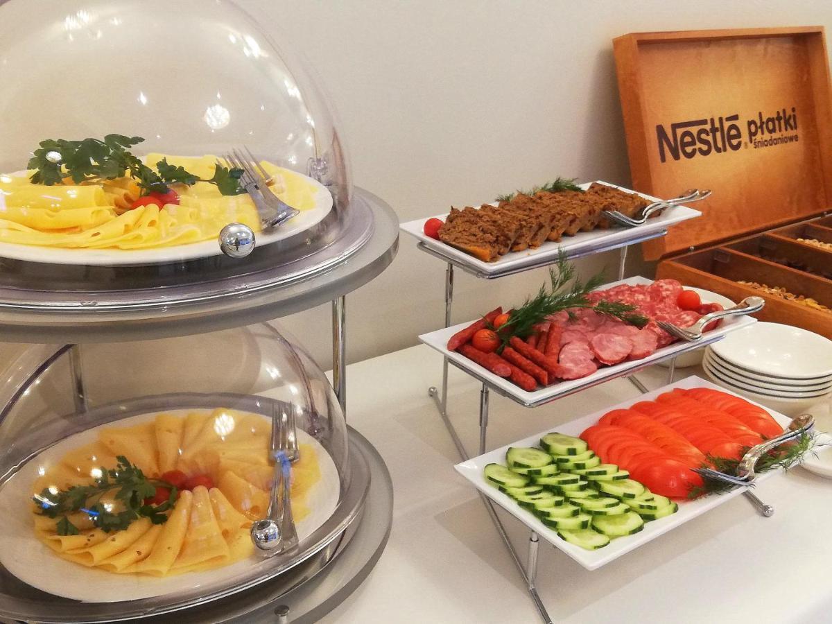 Boutique Odyseja & Spa Ciechocinek Ngoại thất bức ảnh A buffet with a selection of food